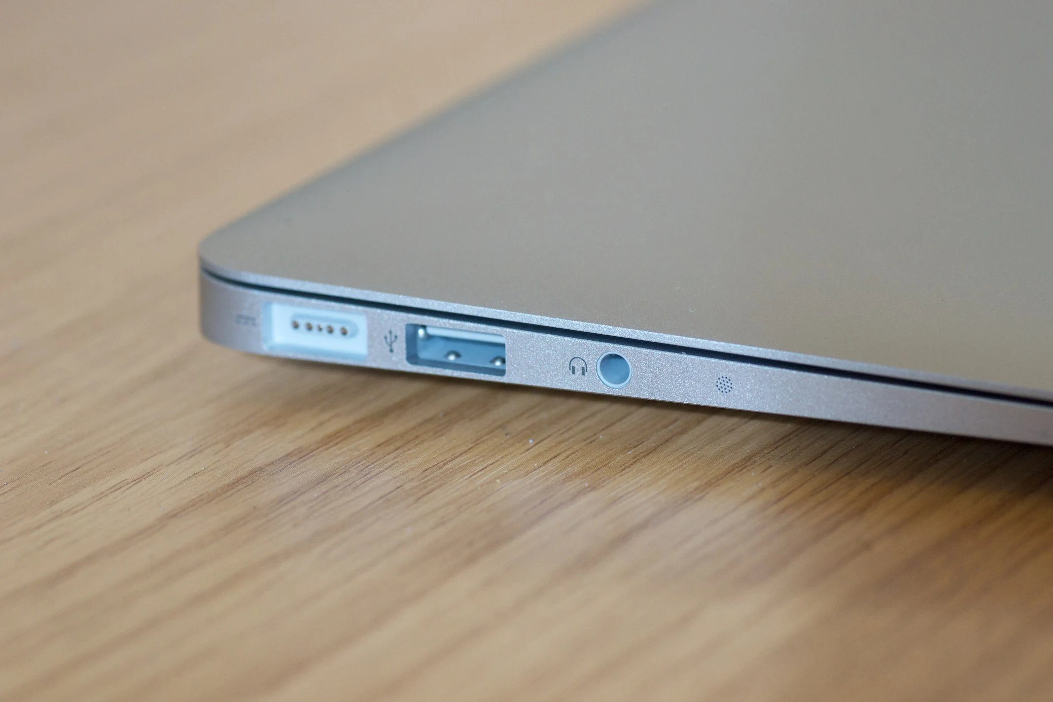 Левая грань MacBook Air 11 дюймов Late 2010 с MagSafe, USB 2.0 и аудиоразъёмом