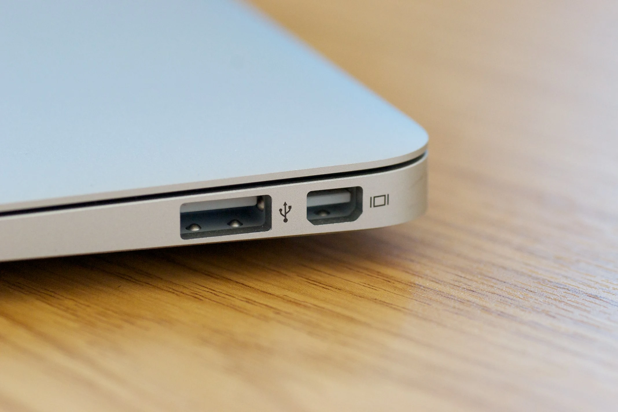 Правая грань MacBook Air 11 дюймов Late 2010 с USB 2.0 и Mini DisplayPort