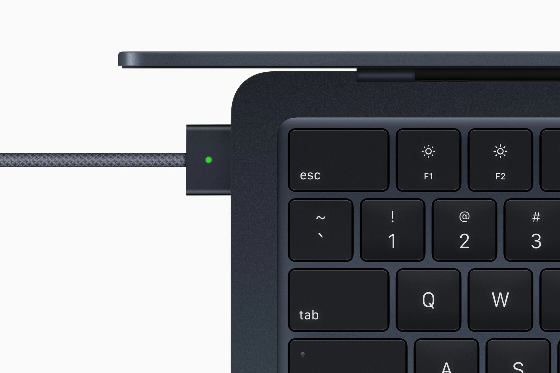 Подключённый магнитный кабель MagSafe 3 с зелёным индикатором у клавиатуры Air M2 2022
