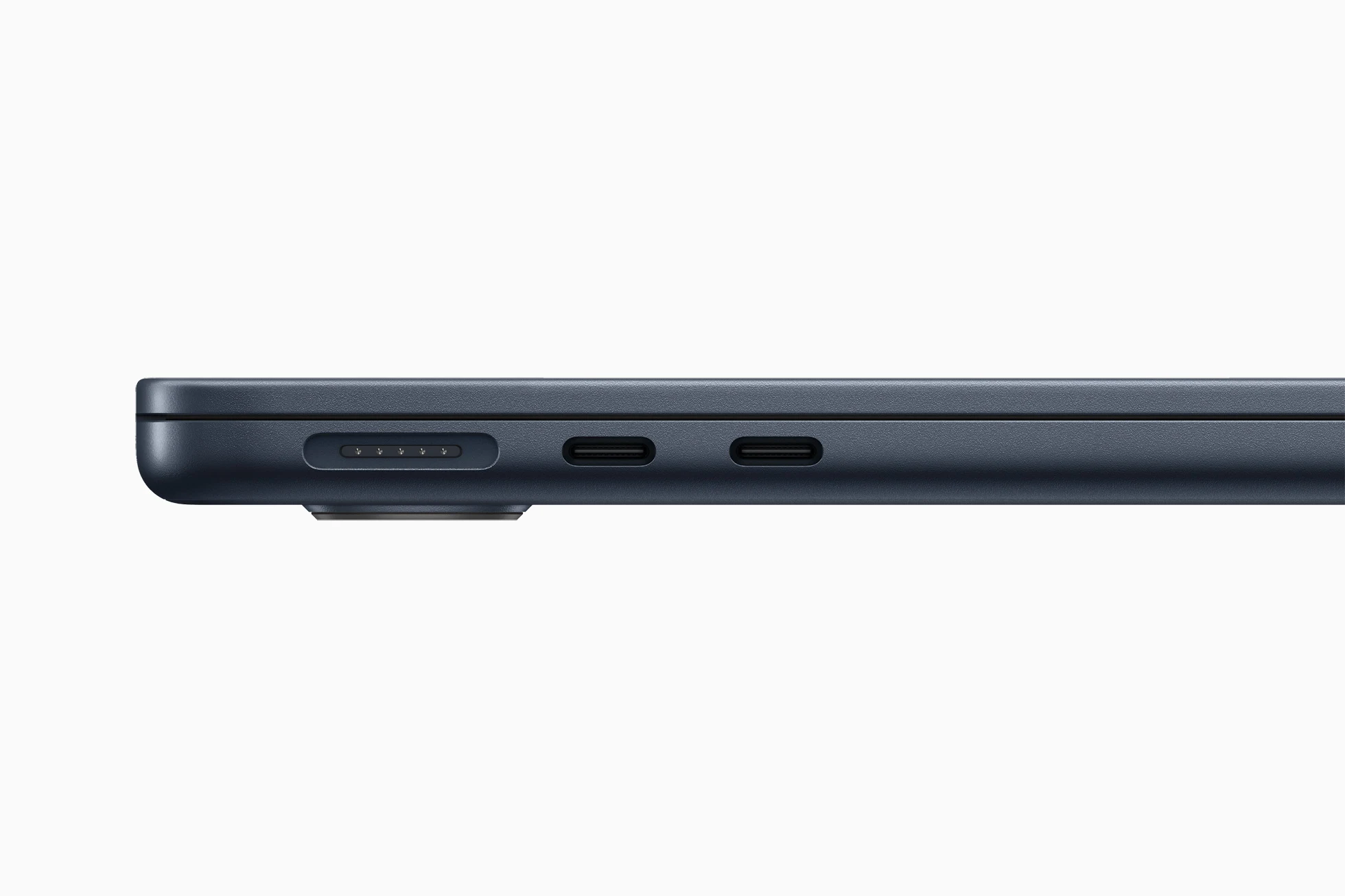 MagSafe 3 и два Thunderbolt USB 4 на левом краю MacBook Air M2 2022 в цвете полночь