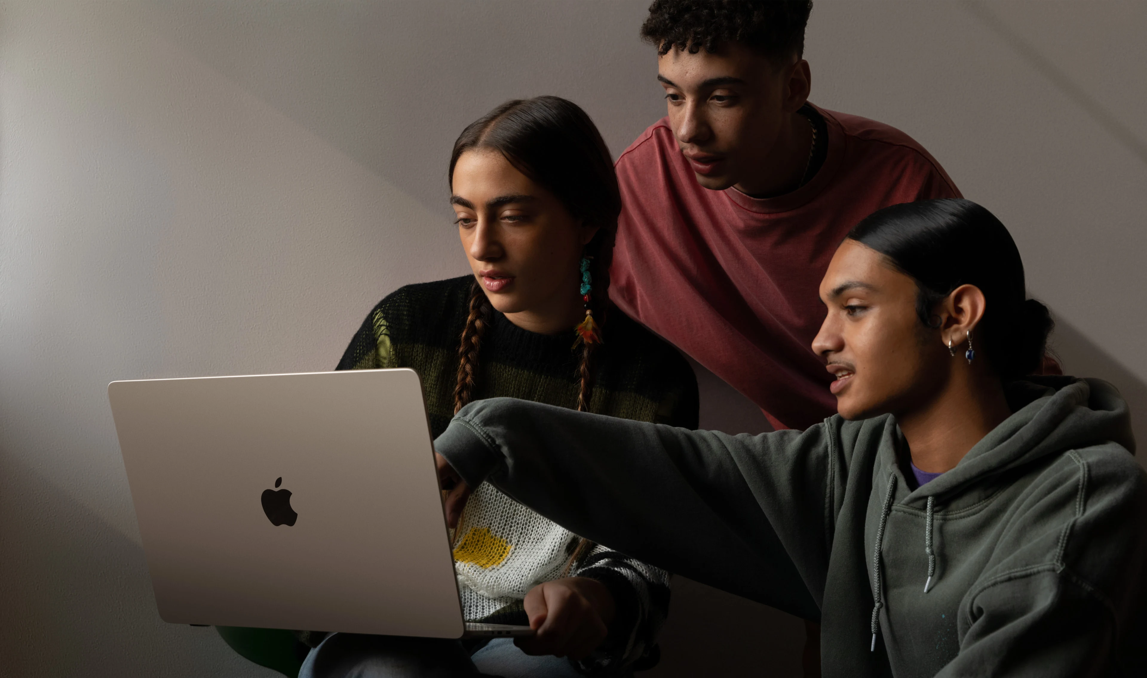 15-дюймовый MacBook Air M2 в рабочей сцене официального анонса Apple