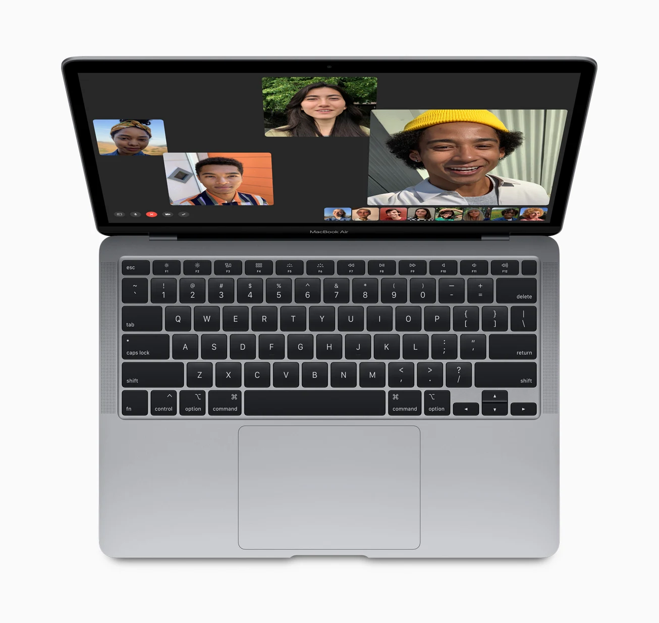 MacBook Air марта 2020 года во время группового звонка FaceTime, кадр Apple