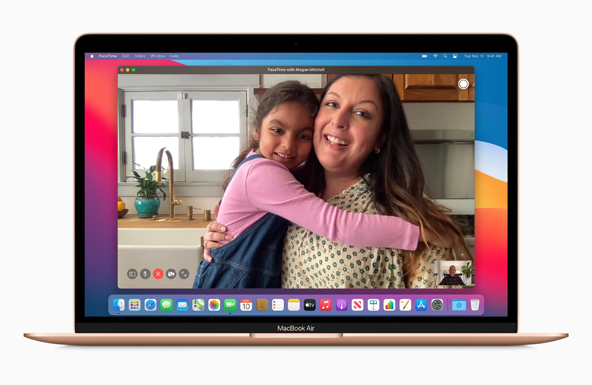 Видеозвонок FaceTime на золотом MacBook Air M1 из анонса 2020 года