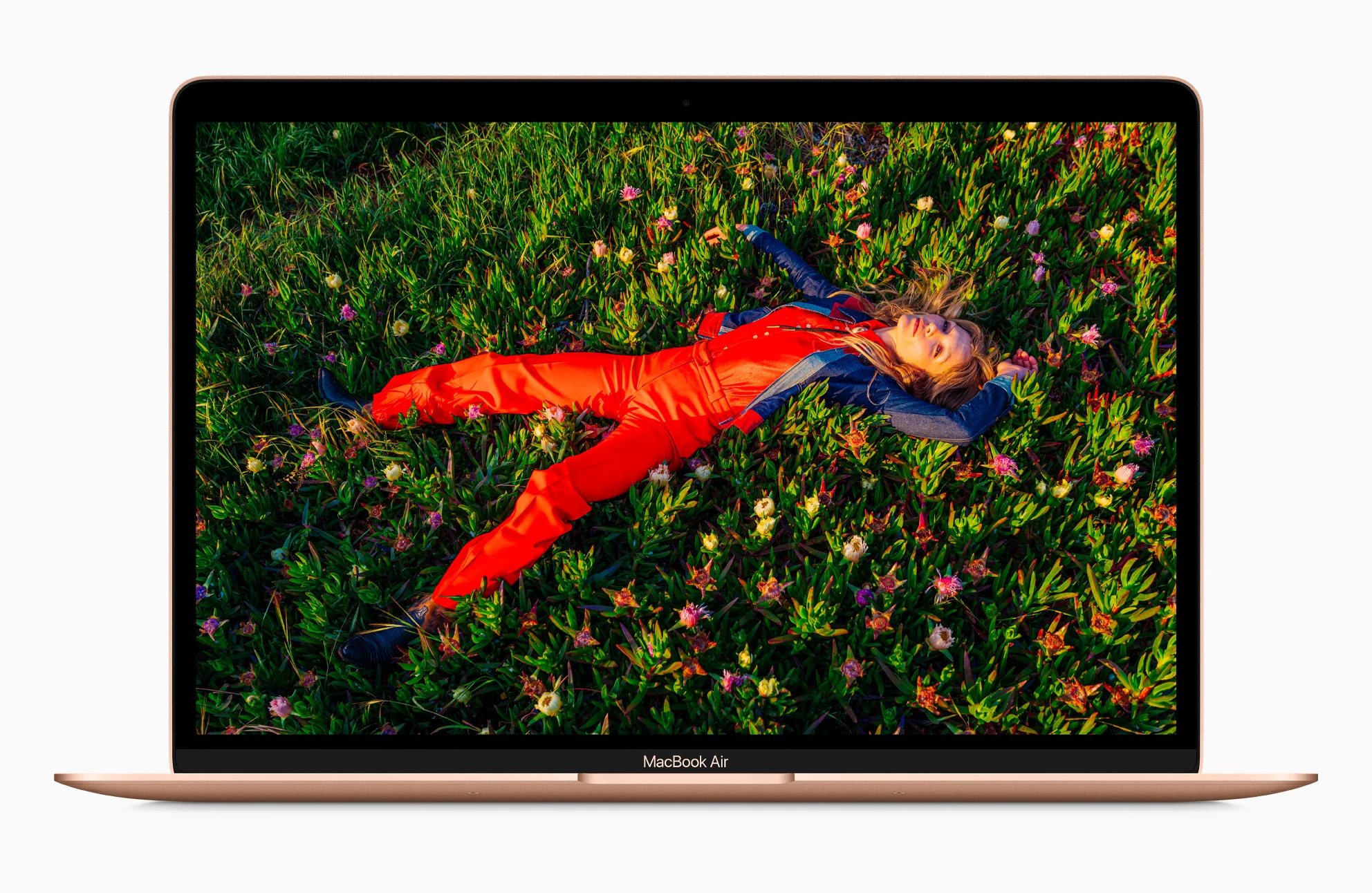 Демонстрация Retina-дисплея Air M1 с фотографией на экране
