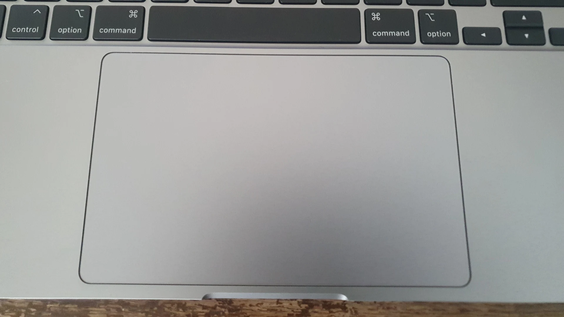 Крупный план трекпада и нижнего ряда клавиатуры 15-дюймового MacBook Air M3