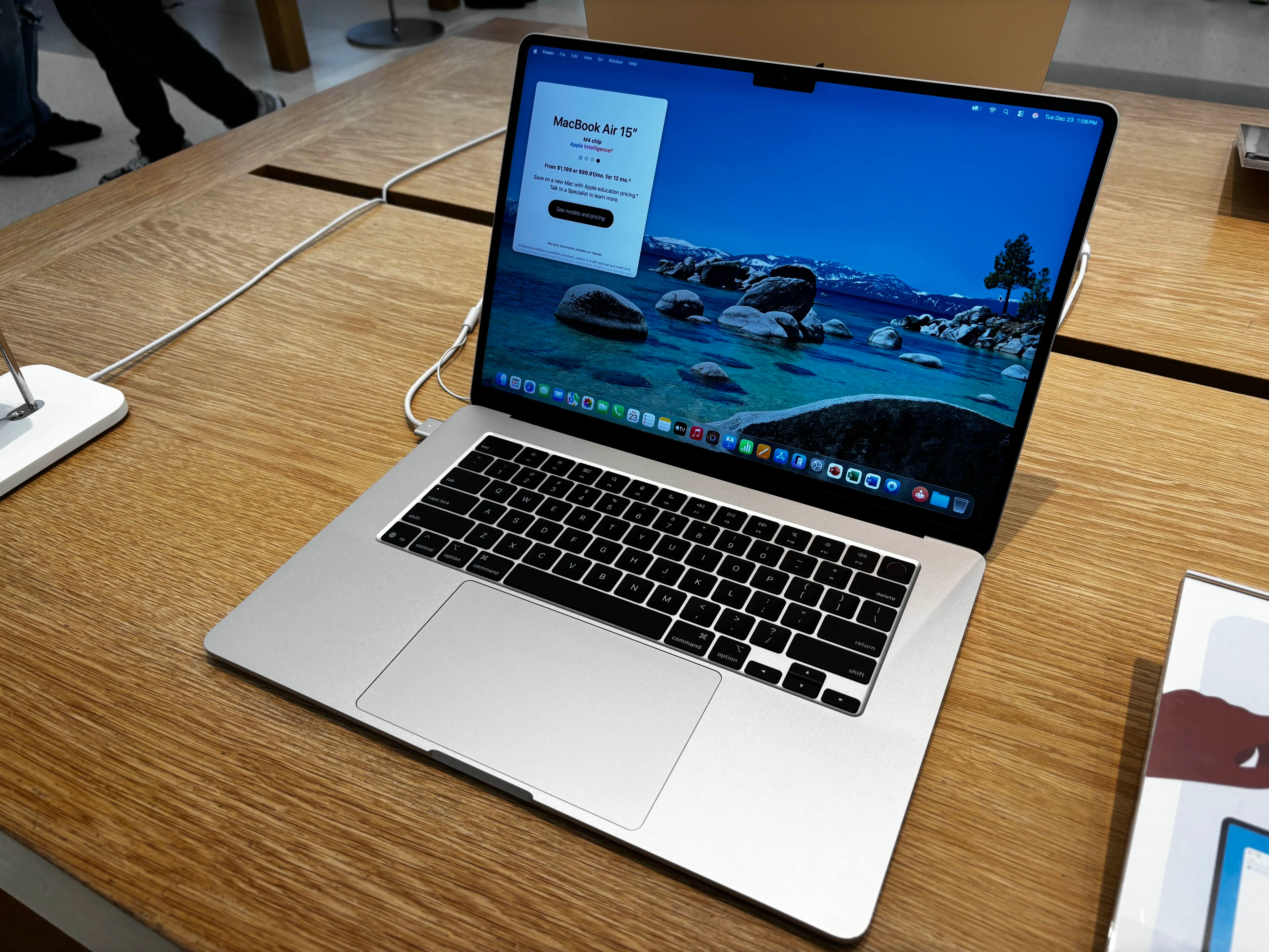 Серебристый 15-дюймовый MacBook Air с M4 на витрине, открыт экран и видна клавиатура