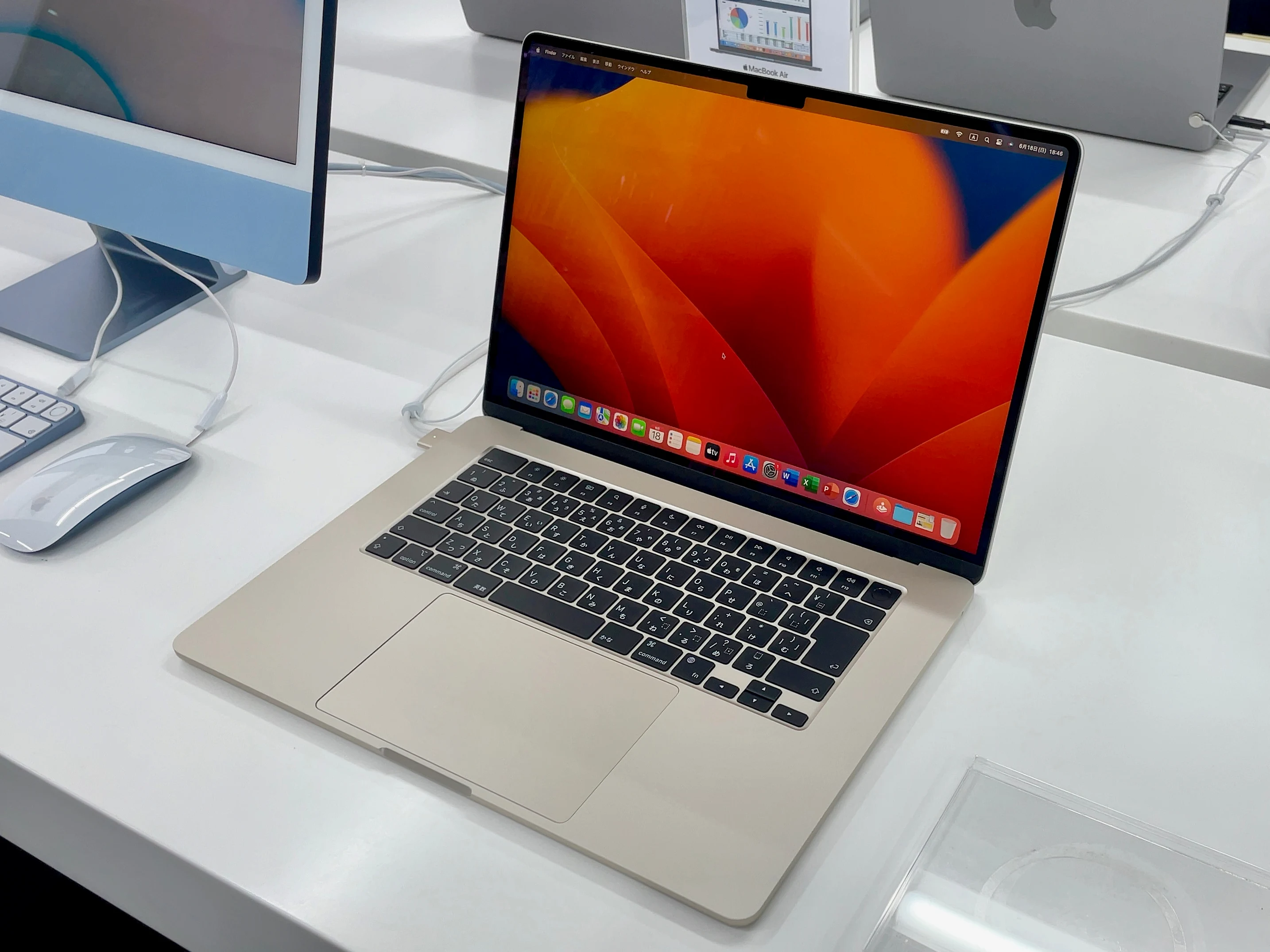 15-дюймовый MacBook Air M2 2023 года на витрине магазина, вид на экран и клавиатуру