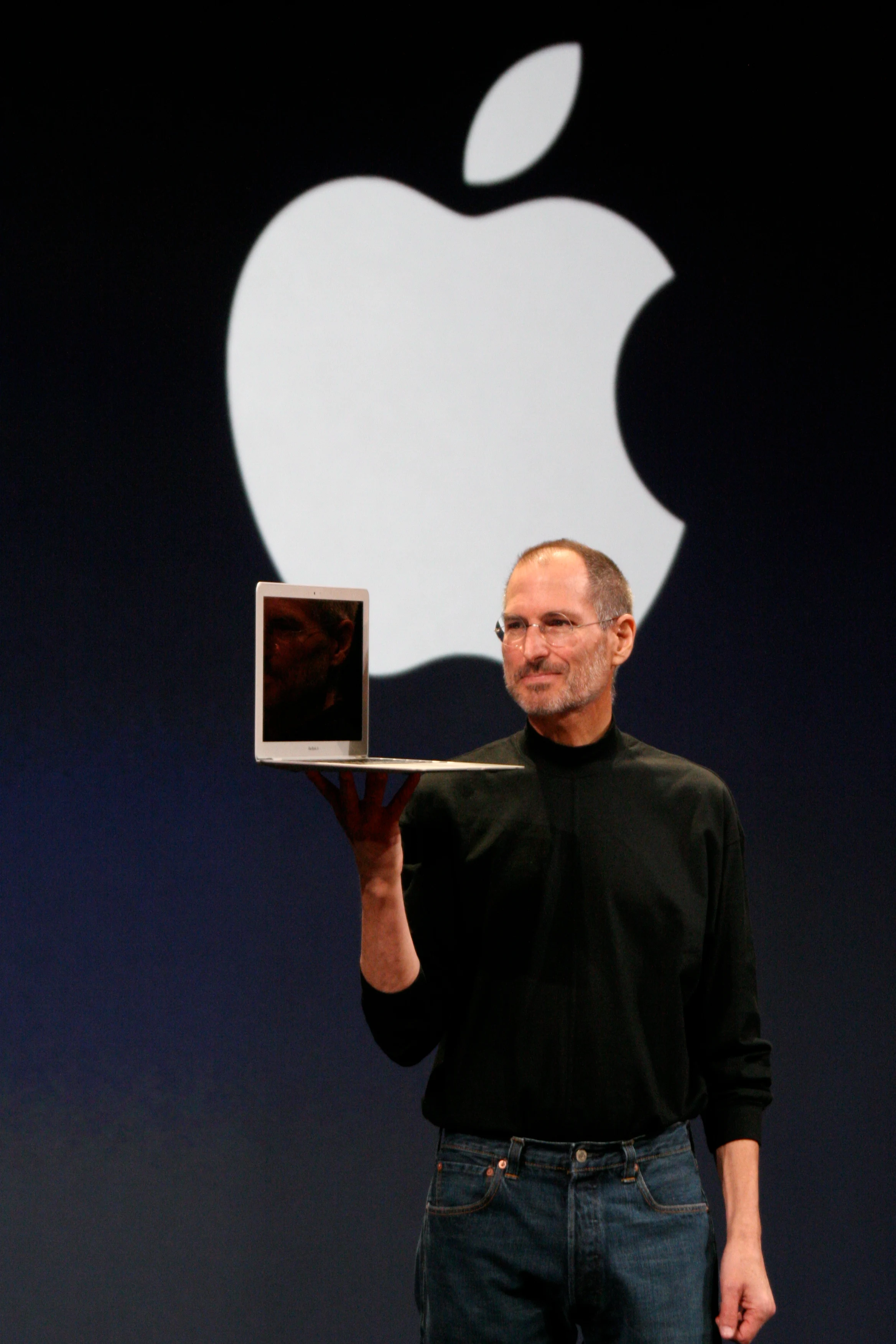 Стив Джобс держит MacBook Air на сцене Macworld 2008