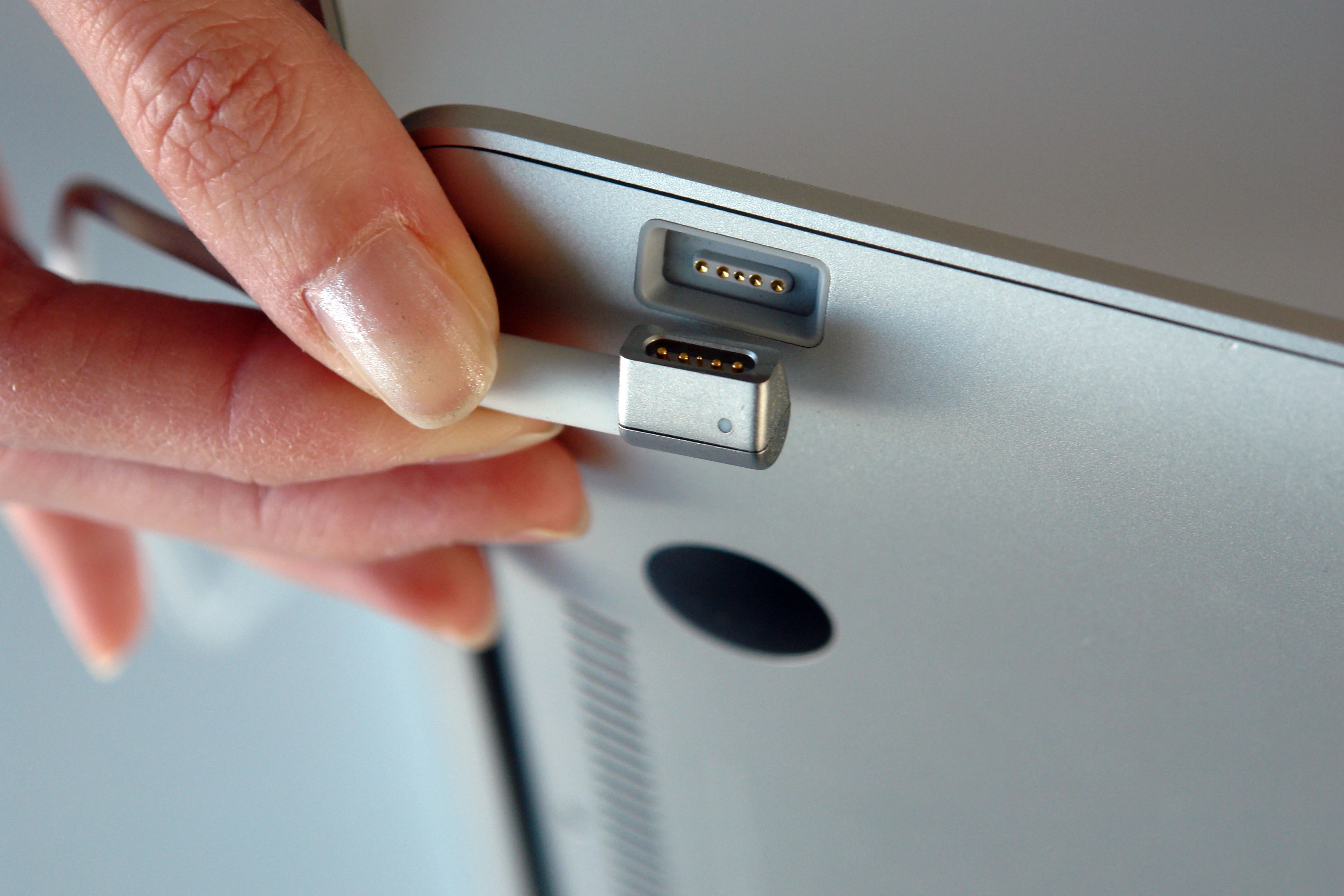 Контакты MagSafe и магнитный штекер у оригинального MacBook Air Early 2008, крупный снимок