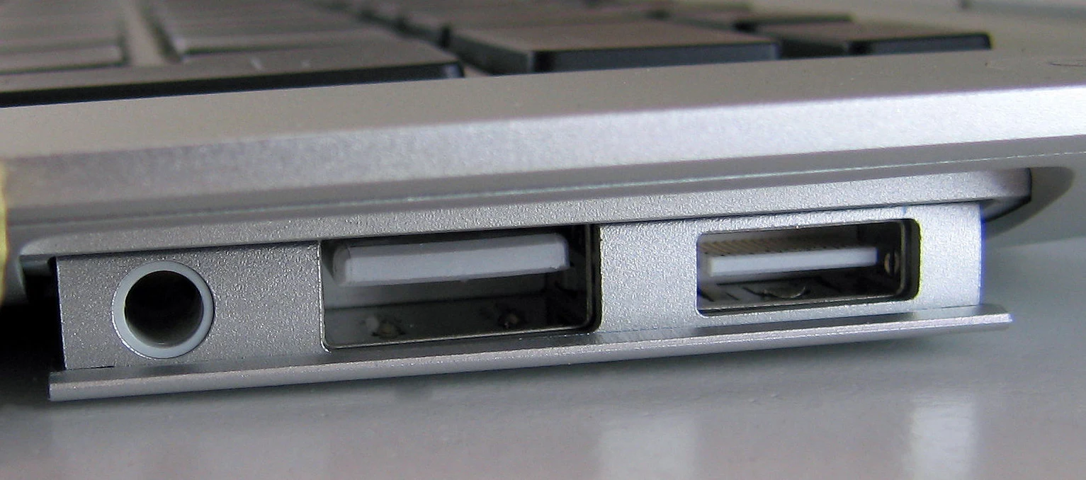 Откидная панель USB, Micro-DVI и наушников у оригинального Air 2008